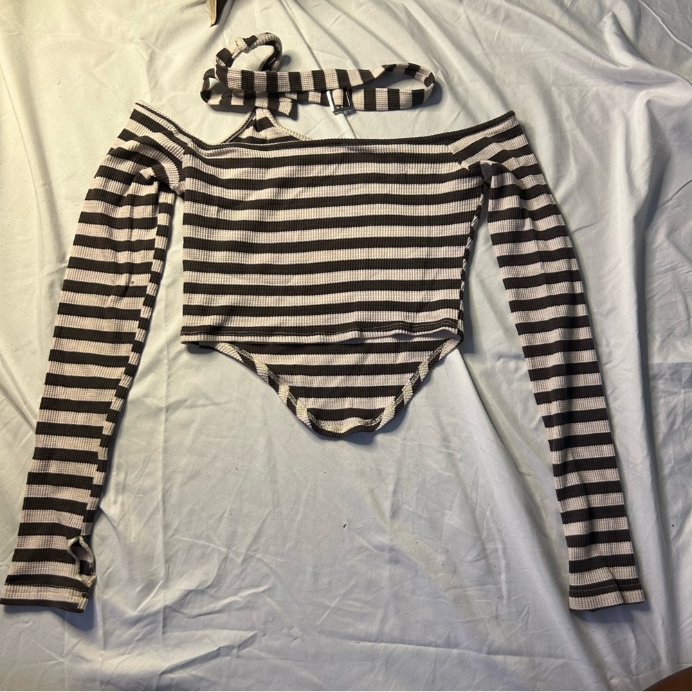Black and white striped cropped top. Corset-shape and built in choker. Super!